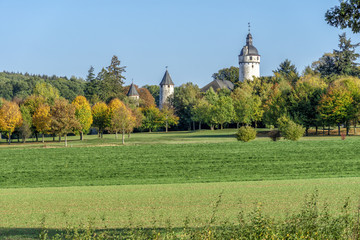 Burg Zievel am Billiger Wald im Herbst