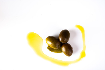 aceitunas con laurel y un chorro de aceite de oliva
