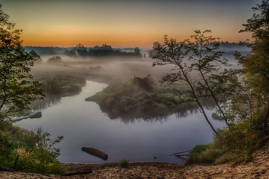 Fototapeta Rzeka Grabia w centralnej Polsce zaraz po wschodzie słońca otulona poranna mgłą