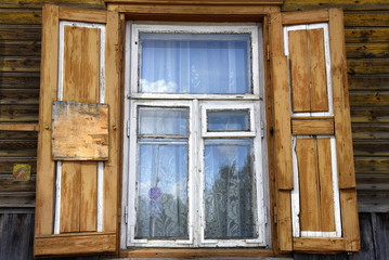 Fenster mit alten Fensterläden aus Holz an einem historischen Holzhaus im Vilniuser Stadtteil Šnipiškės