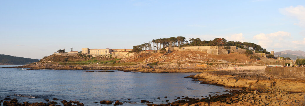 panor&aacute;mica del castillo de Baiona en Galicia, al atardecer
