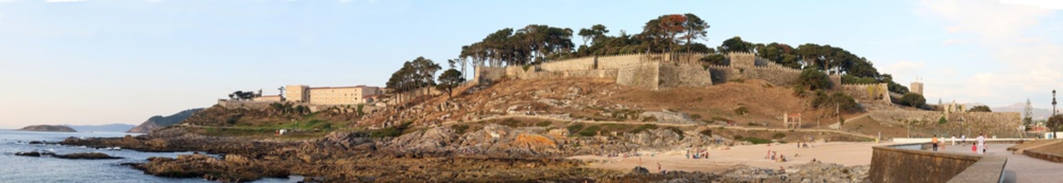 panor&aacute;mica del castillo de Baiona en Galicia, al atardecer