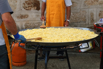 elaboración de tortilla española gigante
