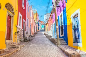 Fotobehang Smal steegje Kleurrijke steegjes en straten in de stad Guanajuato, Mexico