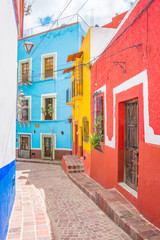 Fototapeta na wymiar Colorful alleys and streets in Guanajuato city, Mexico 