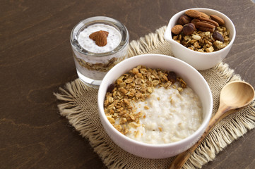 Obraz na płótnie Canvas Healthy nutritious Breakfast. yogurt, oatmeal and granola.