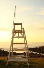 silla elevada en el puesto de socorrista en la playa de Baiona, Galicia al atardecer