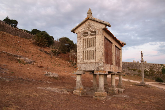 h&oacute;rreo gallego en Baiona con un cielo gris al atardecer