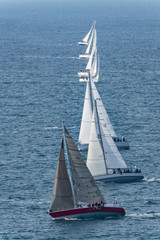 Fototapeta premium Barche a vela in competizione durante una regata, con vento forte