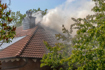 Dachstuhl brennt und Qualmt vom Haus