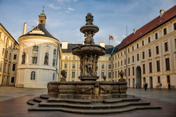 Fototapeta na wymiar Prag, Heilig-Kreuz-Kapelle mit Brunnen