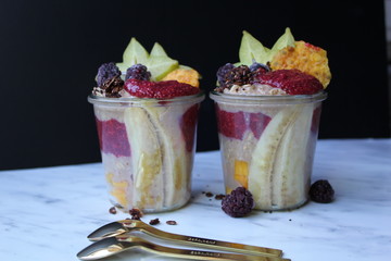 Porridge im Glas mit Smoothie und Banane