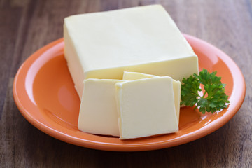 Butter und Petersilie auf einem Teller 