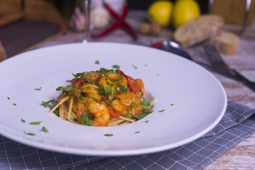 Espagueti gambas, chile y tomate