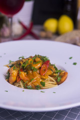 Espagueti gambas, chile y tomate