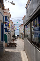 Fototapeta premium Portugal Urlaub Sommer Straßenbummel Gassen blau