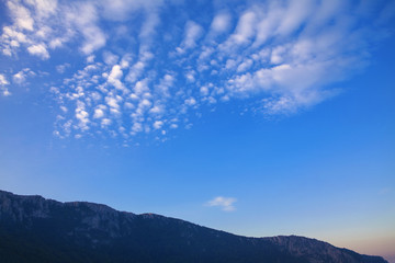 Obraz premium blue sky over mountain