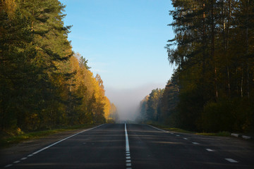 Obraz premium Highway view in early autumn foggy morning