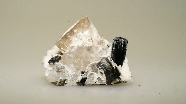 Weisser Topas Kristall, mit Turmalin und Quarz aus Himalaya, 24102016