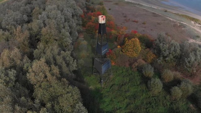 Flug &uuml;ber alten Leuchtturm am Weser-Ufer Richtung Hunte-M&uuml;ndung (Luftaufnahme, Drohne)