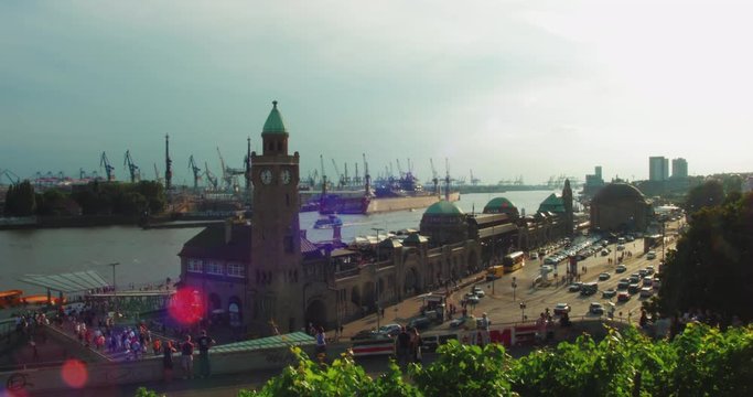 Hamburger Hafen vom Stintfang sonnig