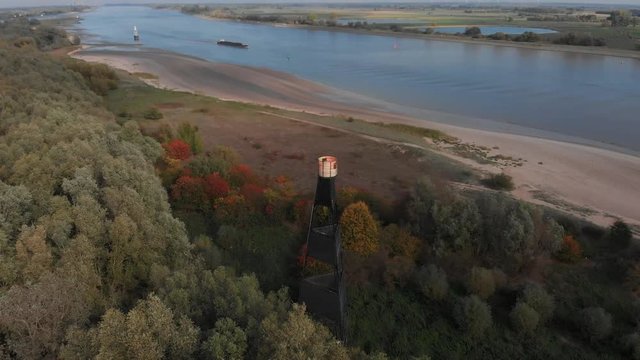 Kreisen über altem Leuchtturm am Weser-Ufer, im Hintergrund die Hunte-Mündung (Luftaufnahme, Drohne)