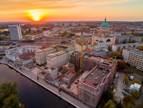 neue Bebauung an der Alten Fahrt in Potsdams Zentrum im Abendlicht