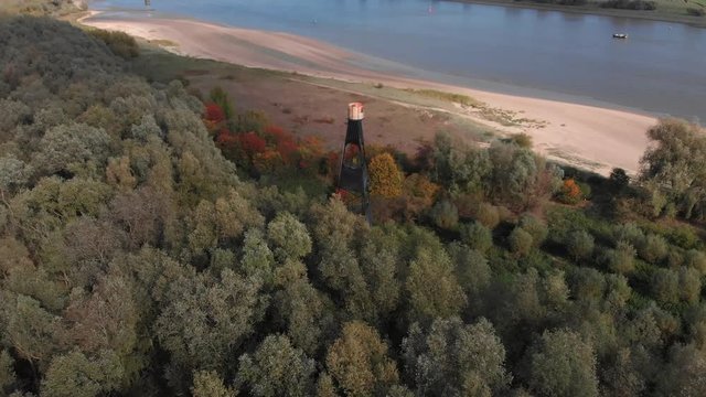 Flug &uuml;ber alten Leuchtturm am Weser-Ufer (Luftaufnahme, Drohne)