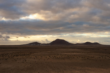 Fototapeta na wymiar very textured sunset sky over the desert