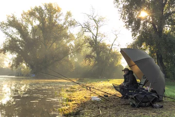 Foto auf Acrylglas Angeln Mann angeln an einem sonnigen Morgen