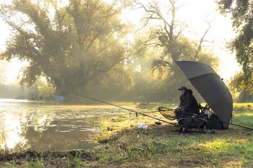 Poster Im Rahmen Mann angeln an einem sonnigen Morgen © zlatkozalec