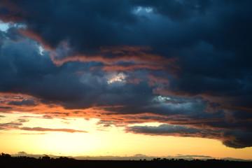 Obraz na płótnie Canvas Dark cloud formation at dusk