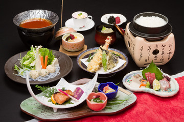 会席　和　料理　肉　刺身　鮪　天婦羅　調理　懐石　盛り付け　しゃぶしゃぶ　うどん　デザート　味噌汁　和食　釜飯　ご飯　鍋　日本　雅　和紙　茶碗蒸　陶器　アワビ　海老　梅干　白飯　野菜　雅　新鮮　鮮魚