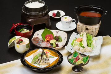 会席　和　料理　肉　刺身　鮪　天婦羅　調理　懐石　盛り付け　しゃぶしゃぶ　うどん　デザート　味噌汁　和食　釜飯　ご飯　鍋　日本　雅　和紙　茶碗蒸　陶器　アワビ　海老　梅干　白飯　野菜　雅　新鮮　鮮魚