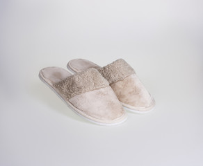 Par de pantuflas de tela para descanso en un fondo blanco
