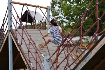 公園の遊具で遊ぶキッズ