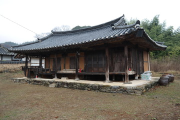 Fototapeta premium An old house jungon