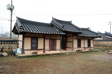 Obraz premium An old house jungon