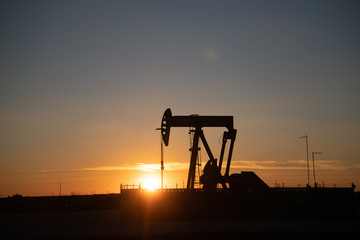 Fototapeta premium silhouette of oil pump in sunset