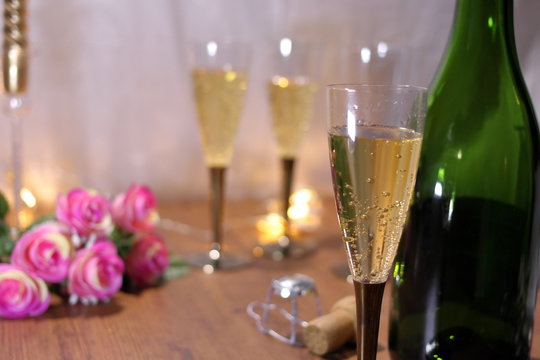 みんなでパーティーのイメージ　テーブルの上にシャンパンとシャンパンボトルと薔薇の花	