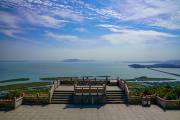 Looking at the distant scenery on the edge of Taihu Lake