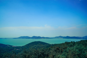 Looking at the distant scenery on the edge of Taihu Lake