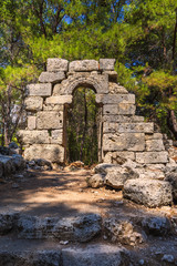 Fototapeta na wymiar stone arch, the remains of the city of ancient Lycia founded in the VII century BC. er in modern Turkey