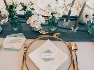 Vintage wedding decor. Beautiful event venue. Creative decoration.