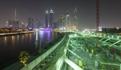 Fototapeta premium plac budowy budynków w nocy, Dubaj