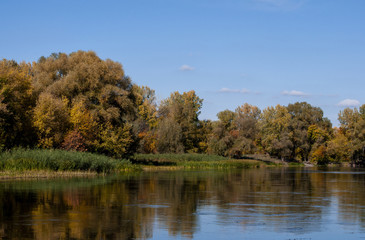 Fototapeta na wymiar Осенний вид на реку