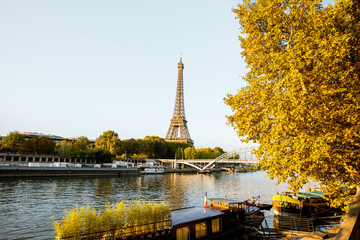 Obraz premium Landscape view of the riverside with Eiffel tower during the morning light in Paris