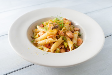 Piatto di penne con salmone, zucchine e bottarga 