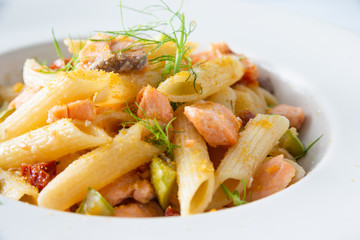 Piatto di penne con salmone, zucchine e bottarga 