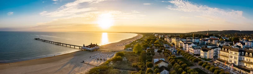 Foto op Aluminium Luchtfoto van het strand van Ahlbeck met de pier en de promenade © motivthueringen8